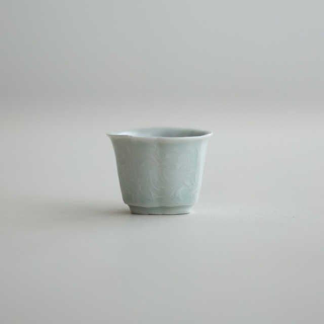 商品写真：陽刻唐草紋露草形猪口