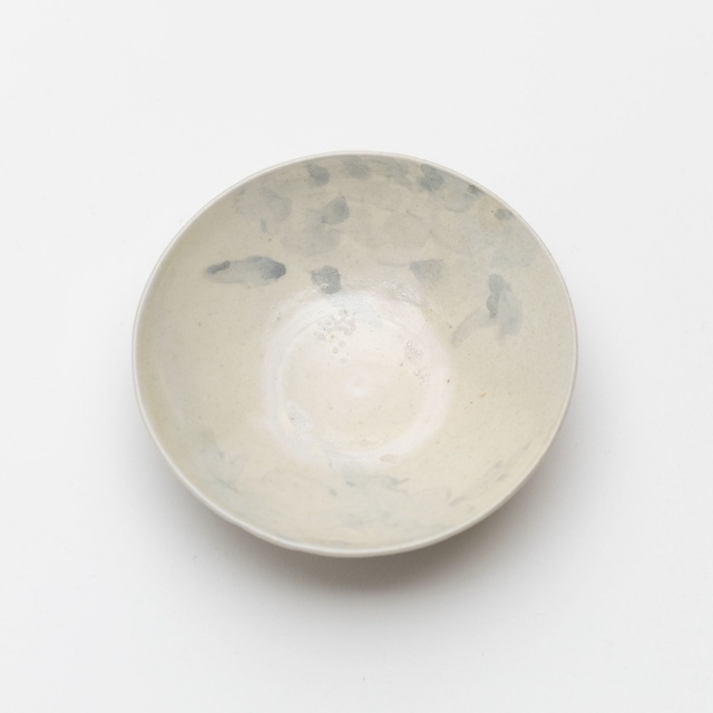 商品写真：染付砂目積花卉文小皿