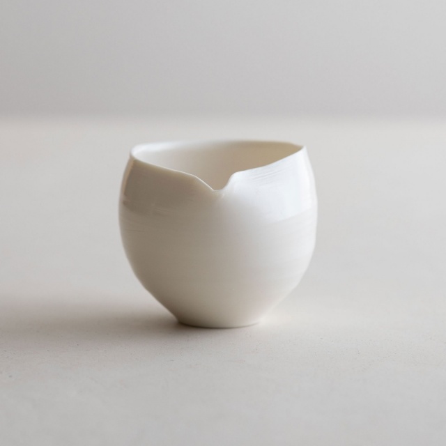 商品写真：白磁片口 b