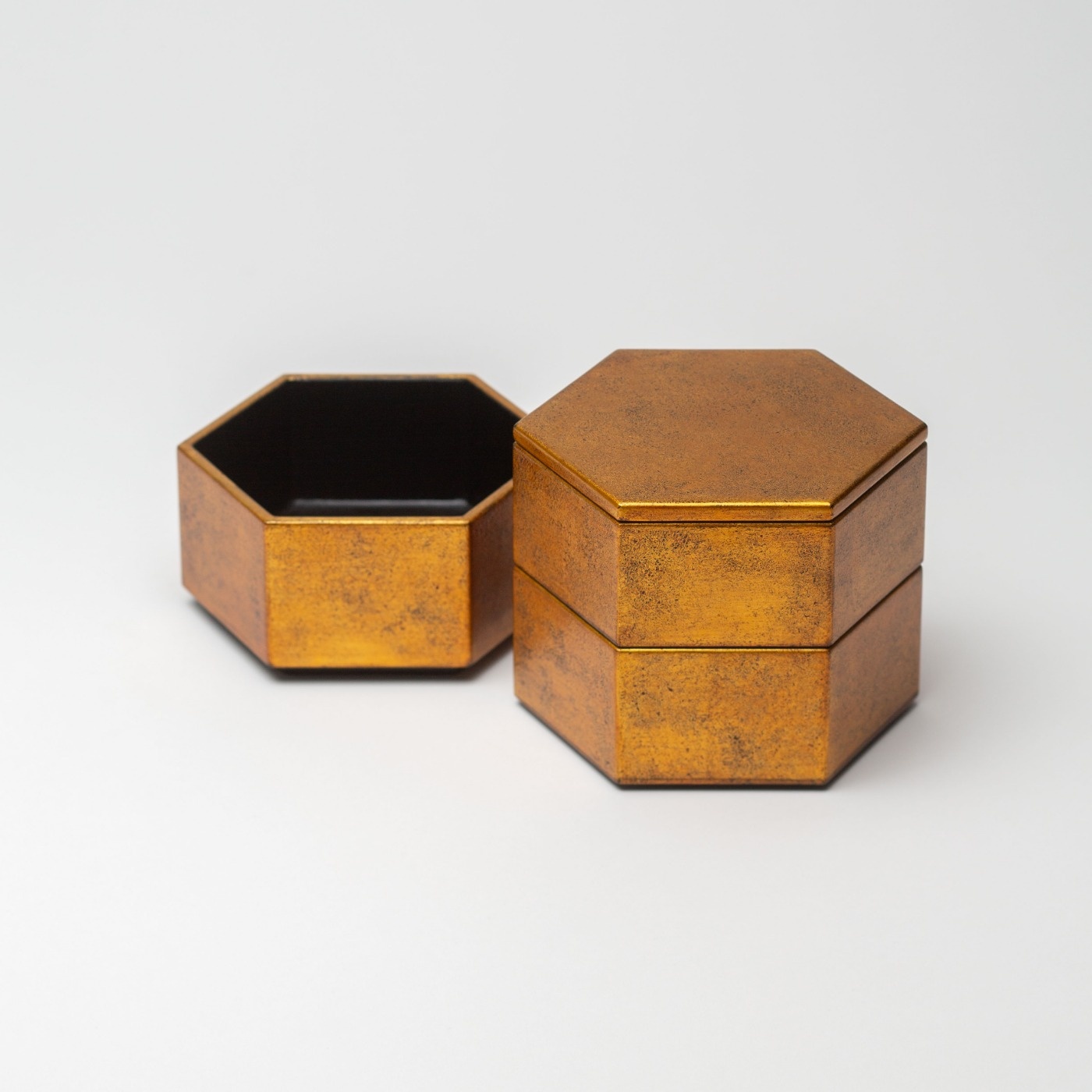 六角三段重箱 (金) | 木漆工とけし | うつわ | filament