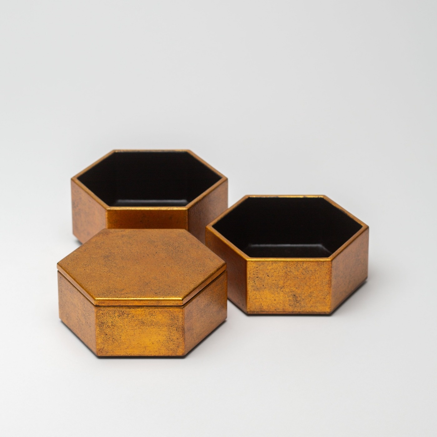 六角三段重箱 (金) | 木漆工とけし | うつわ | filament