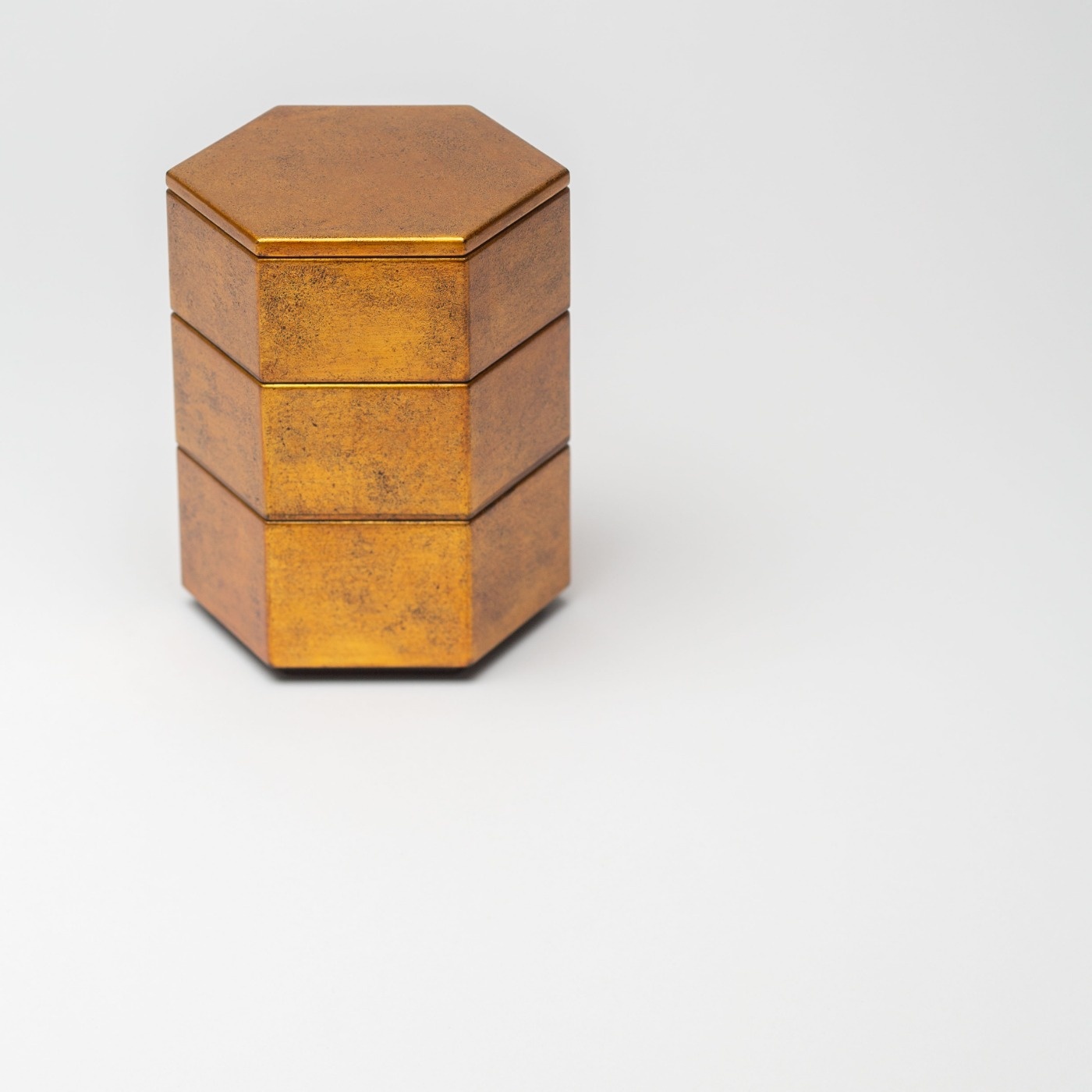 六角三段重箱 (金) | 木漆工とけし | うつわ | filament