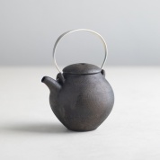 作品写真「手付注器(丸) 黒銀彩(取手銀) 2025」