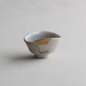 作品写真「初期伊万里 草文（蘭文）沓盃（金繕い）」