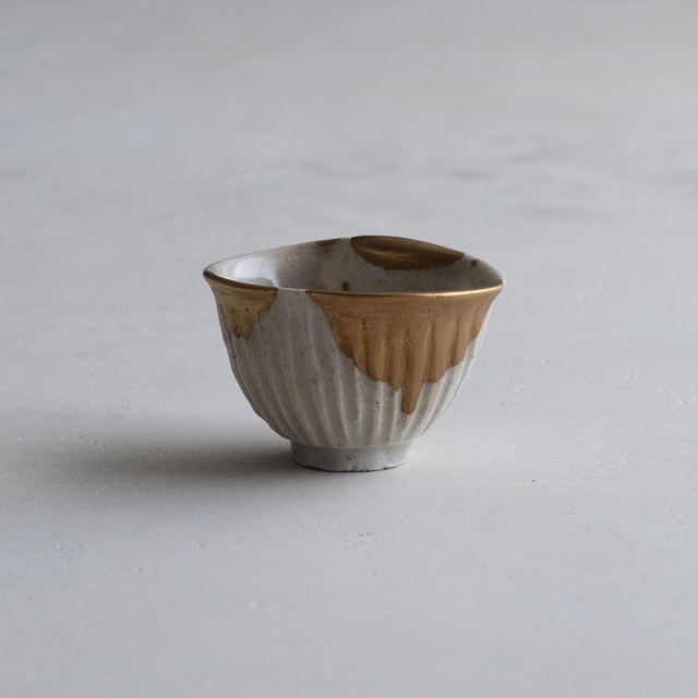 商品写真：初期伊万里 鎬文沓盃（金繕い）