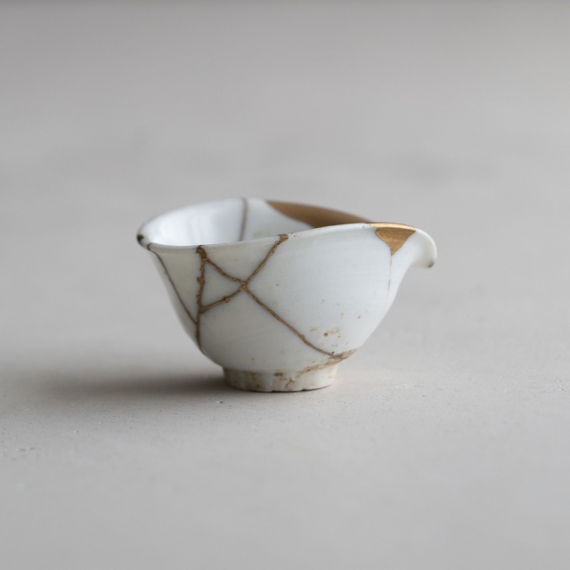 商品写真：初期伊万里 白磁沓盃(金繕い) 