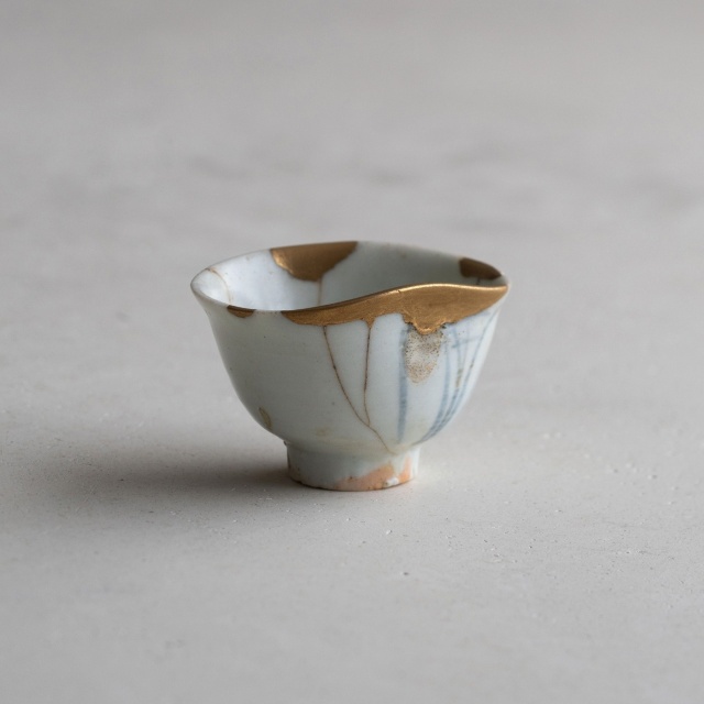 商品写真：初期伊万里 草文（蘭文）沓盃（金繕い）