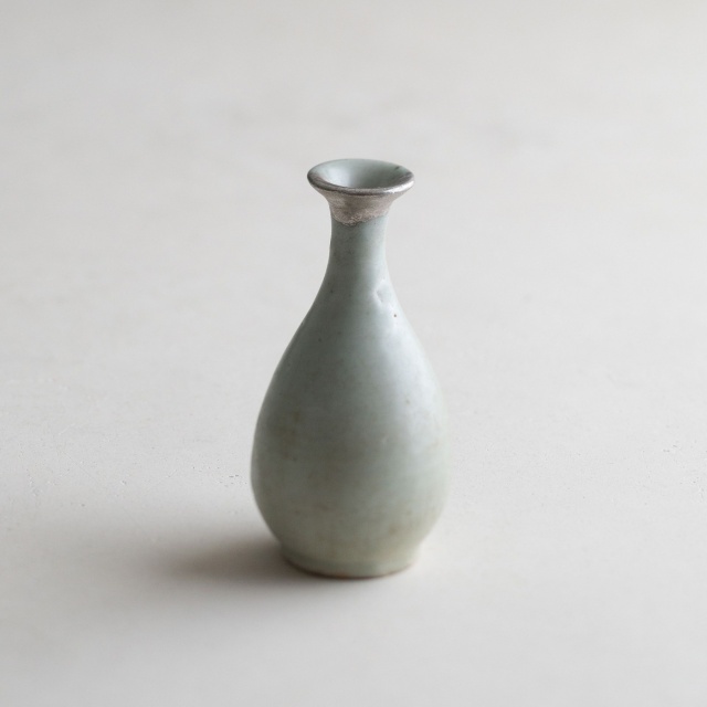 商品写真：初期伊万里 青白磁徳利（銀繕い）