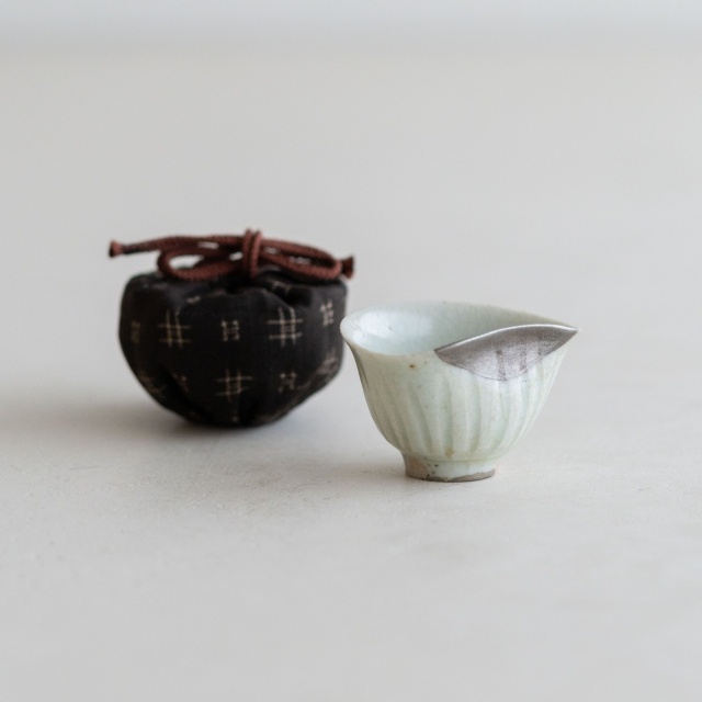 商品写真：初期伊万里 鎬文沓盃（銀繕い） + 簡易仕覆