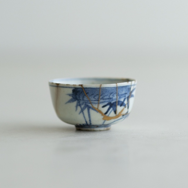 商品写真：古染付 松竹梅文盃 (金繕い) 