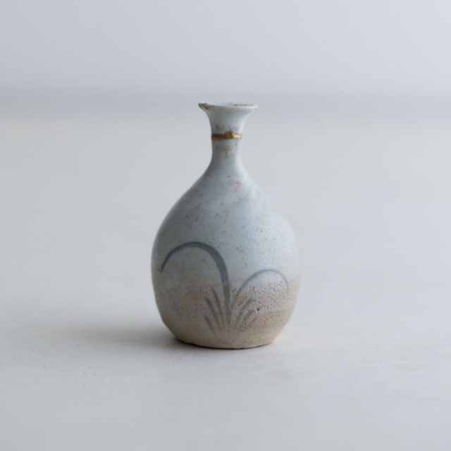 商品写真：初期伊万里 白磁草文徳利 1合 呼継 （金繕い）