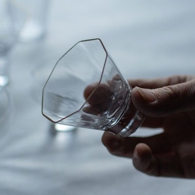 谷口 嘉「透明なガラスがたたえる、繊細な揺らぎ」